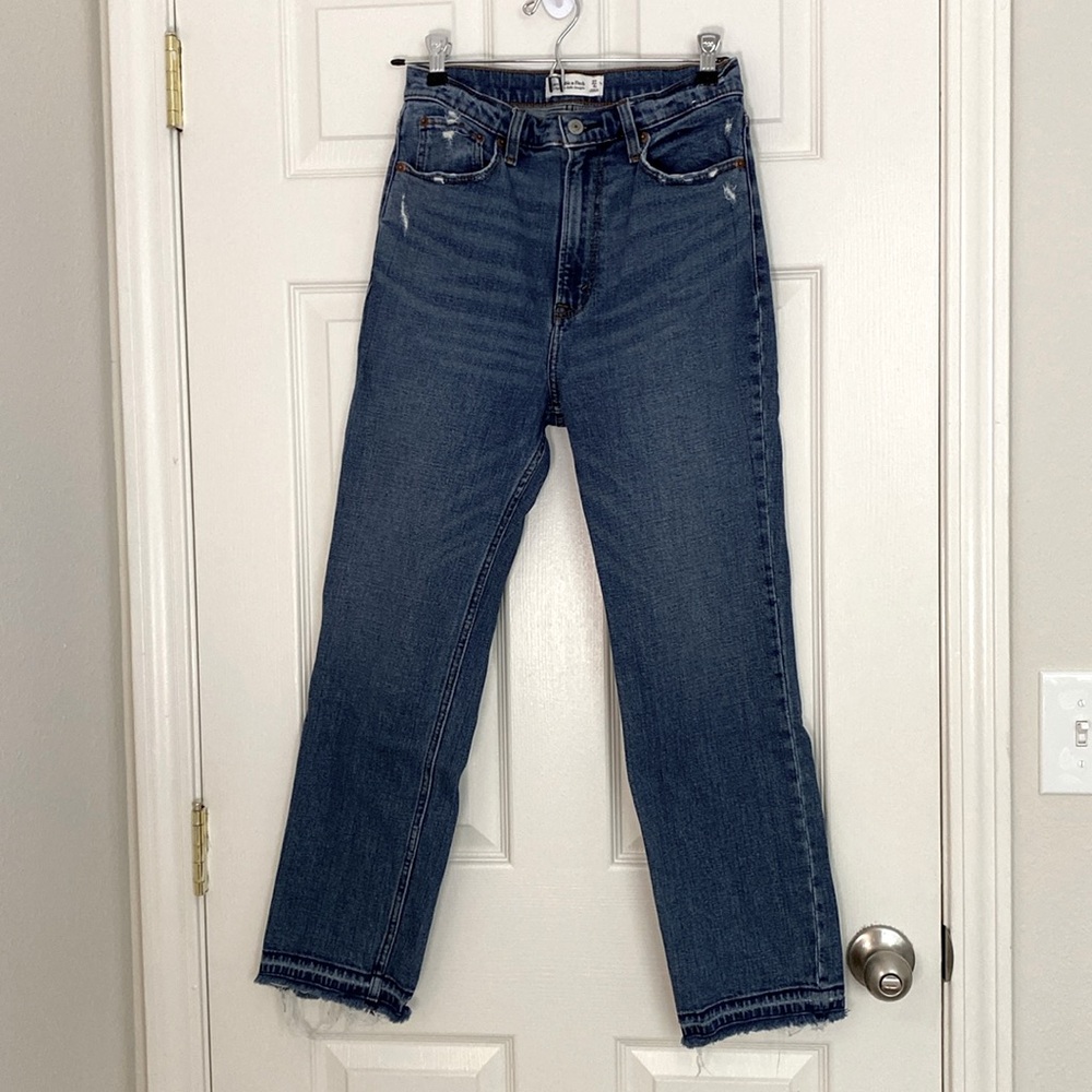 Abercrombie and Fitch Ultra High Rise Ankle Straight Jean in Size 27/4R